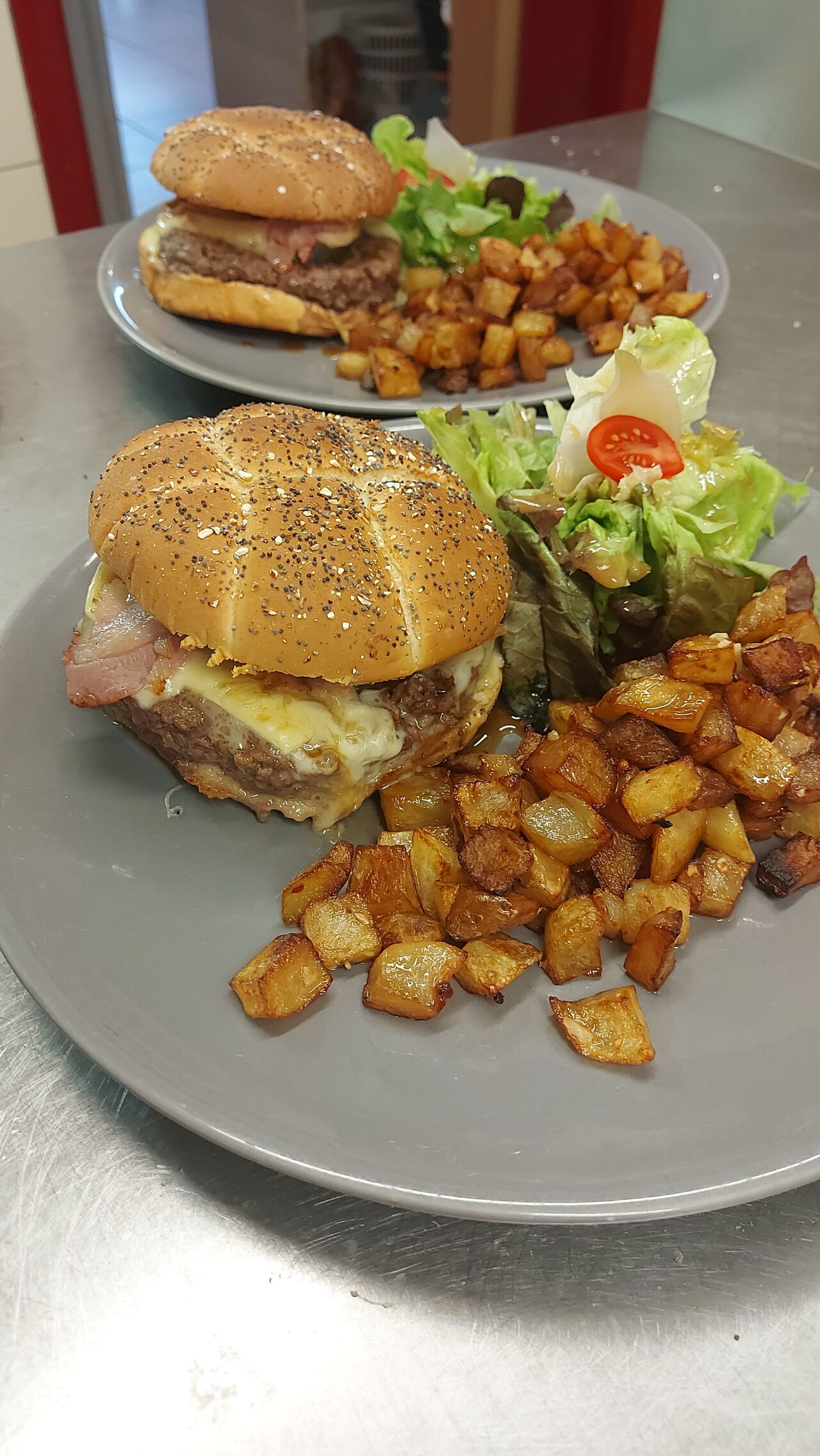 burger aux céréales et viande charolaise, tomme d'auvergne
