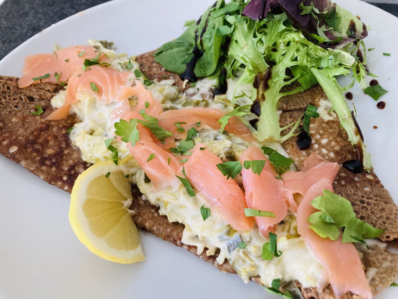 Galette saumon fumé, fondue de poireaux