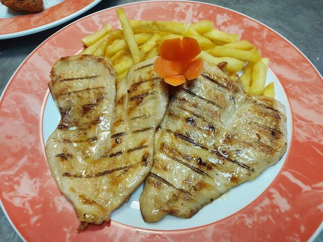 Pileći file na žaru sa pomessom