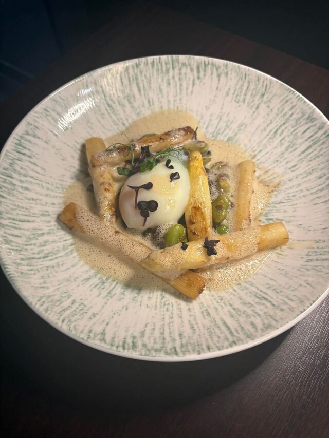 Asperges aux morilles et vin jaune, oeuf de Haute-Vigneulles