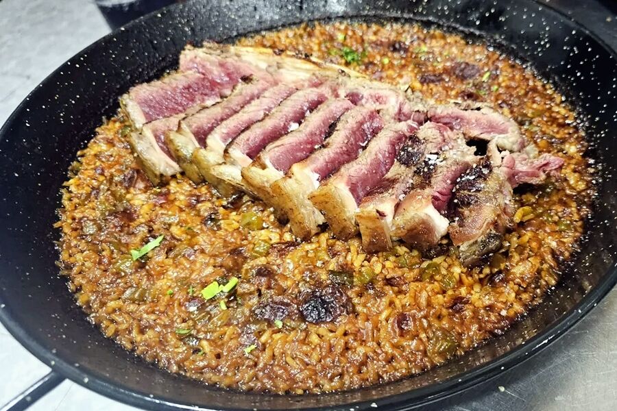 Arroz de tataki de ganado mayor