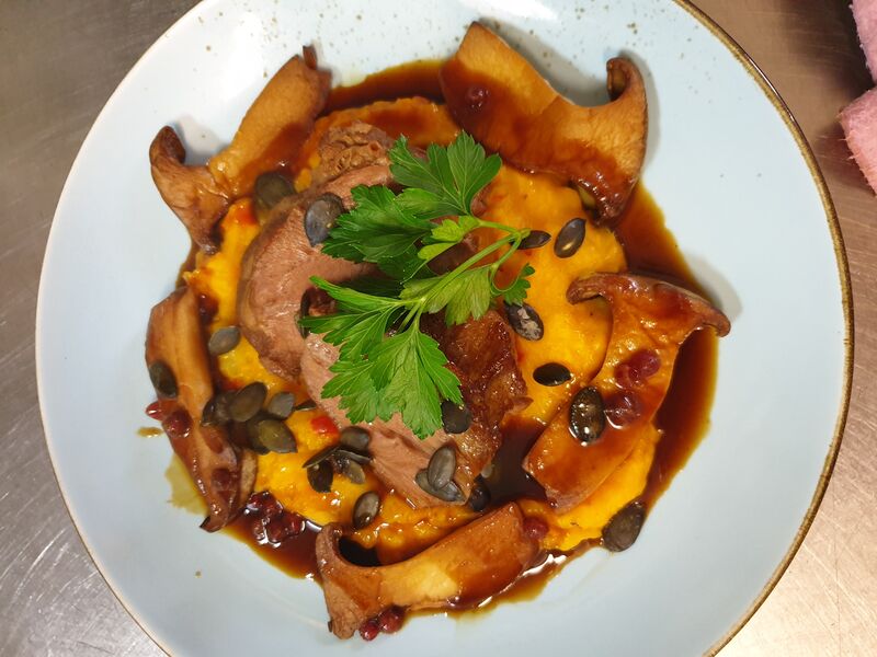 Milchkalbsbäckchen , Kürbis-Kartoffelpüree , Kräuterseitlinge , Preiselbeersauce 