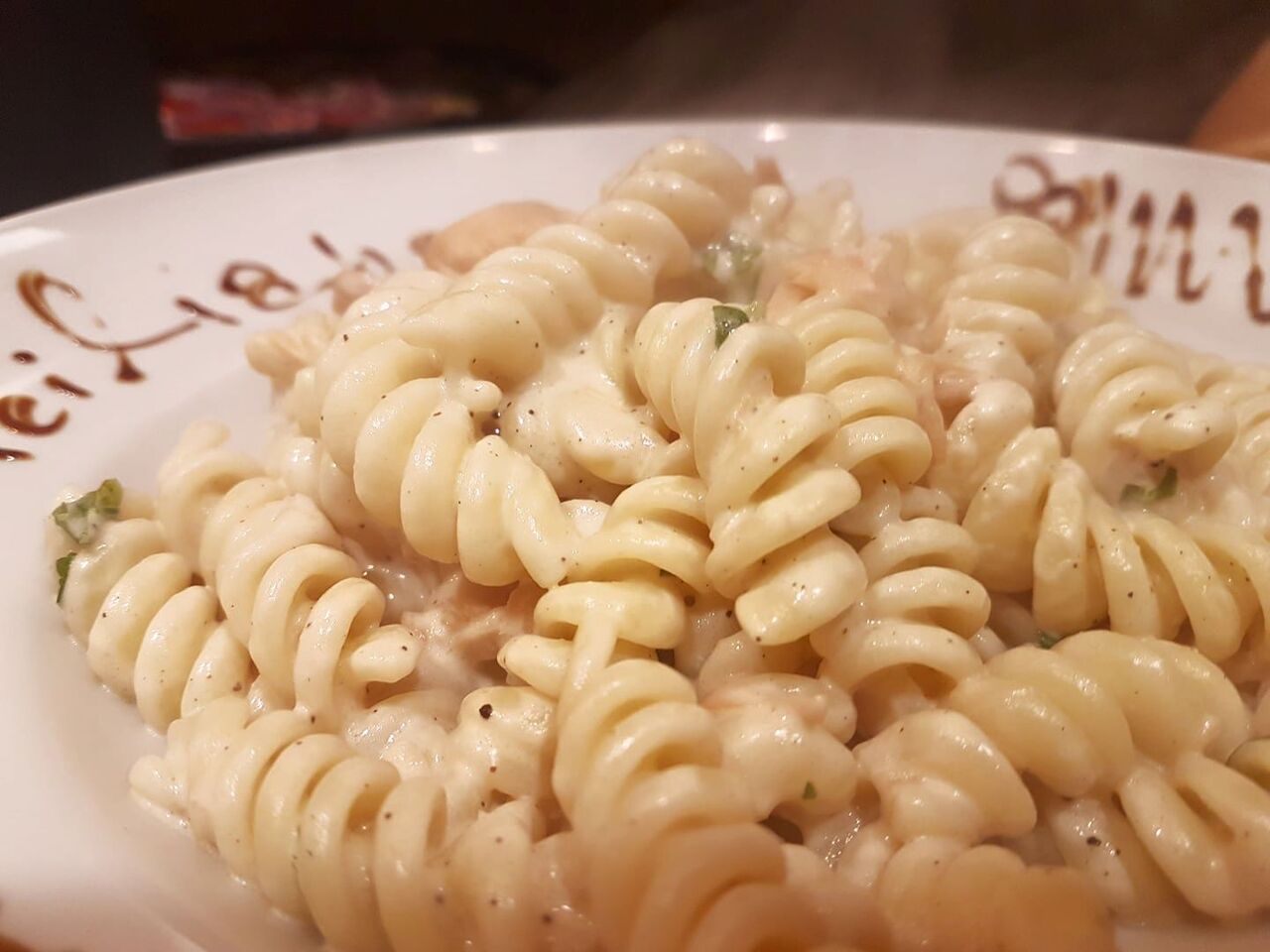 Fusilli au saumon fumé parfumés au Marsala avec persil frais