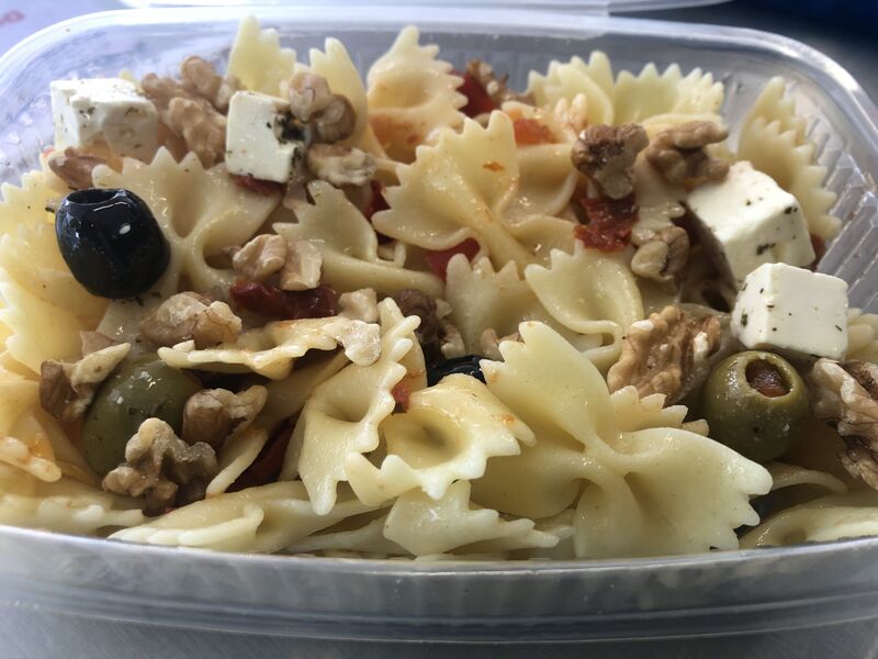 Salade de pâtes froides avec une marinade au poivrons et tomates séchées, olives 🫒 et noires, dès de fêta, noix 🌰 