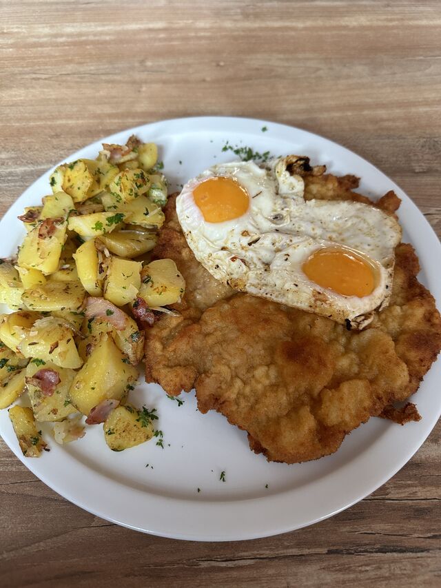 Bauernschnitzel mit Bratkartoffel und Spiegelei