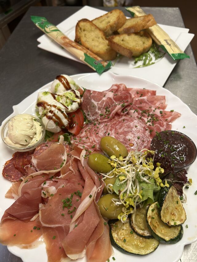 Antipasto mit Knoblauchbrot