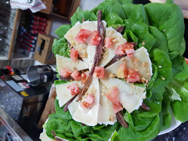 Lechuga viva con antxoas 0.0 queso curado de oveja tomate concasse y nueces