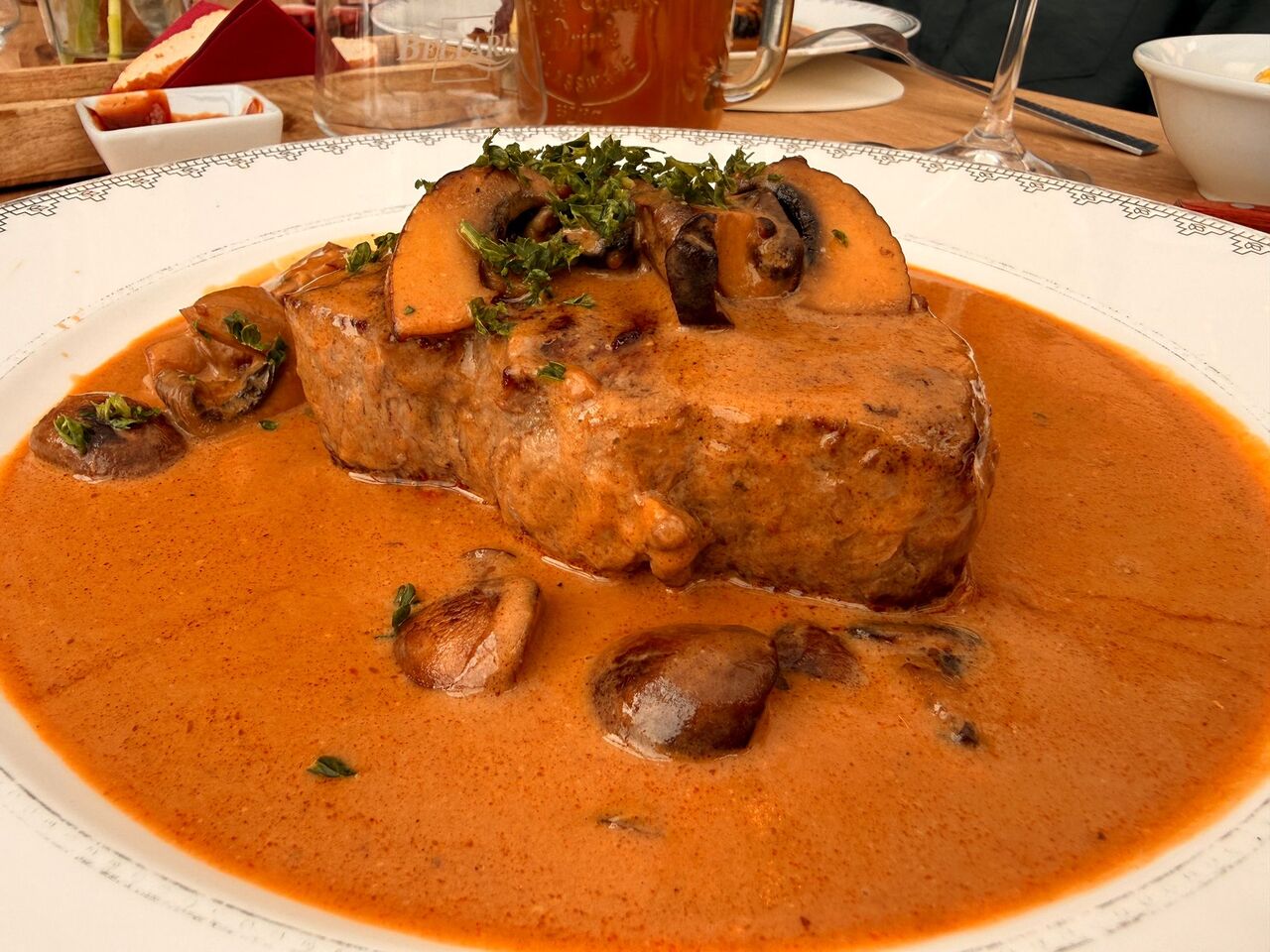 Argentinisches Rumpsteak mit Champignon-Rahmsoße 