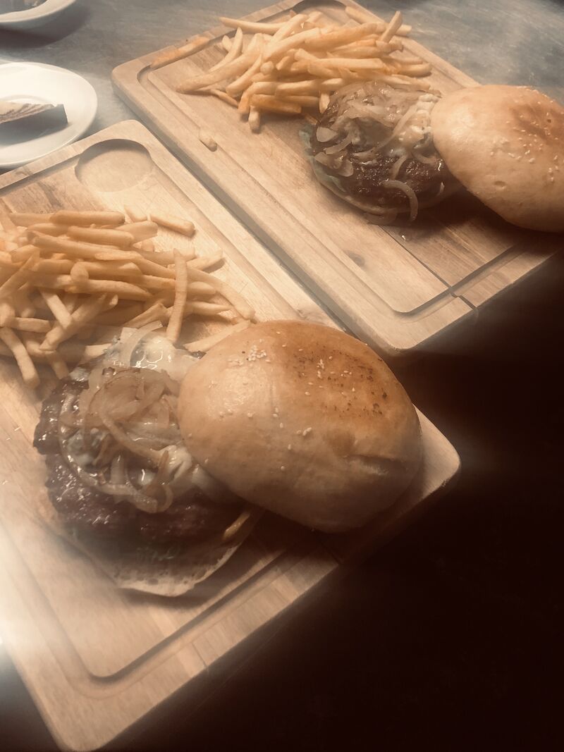 XXL Burger mit Pommes
Hausgemachtes Brot und patties
Jeden Sonntag ab 16 Uhr 8,90€