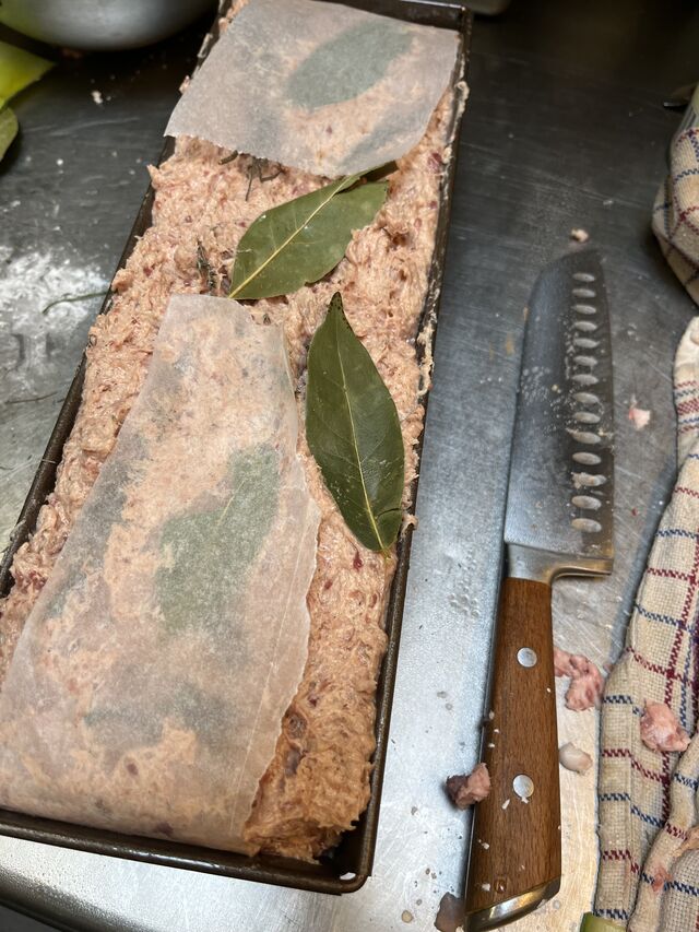 Terrine campagnarde en préparation