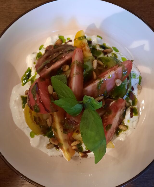 Tomates de sélection sur son lit burrata