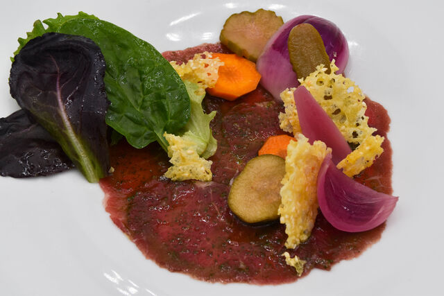 Carpaccio de bœuf au pistou de pimprenelle,
pickles, croustillant de Comté fruité de Villereversure