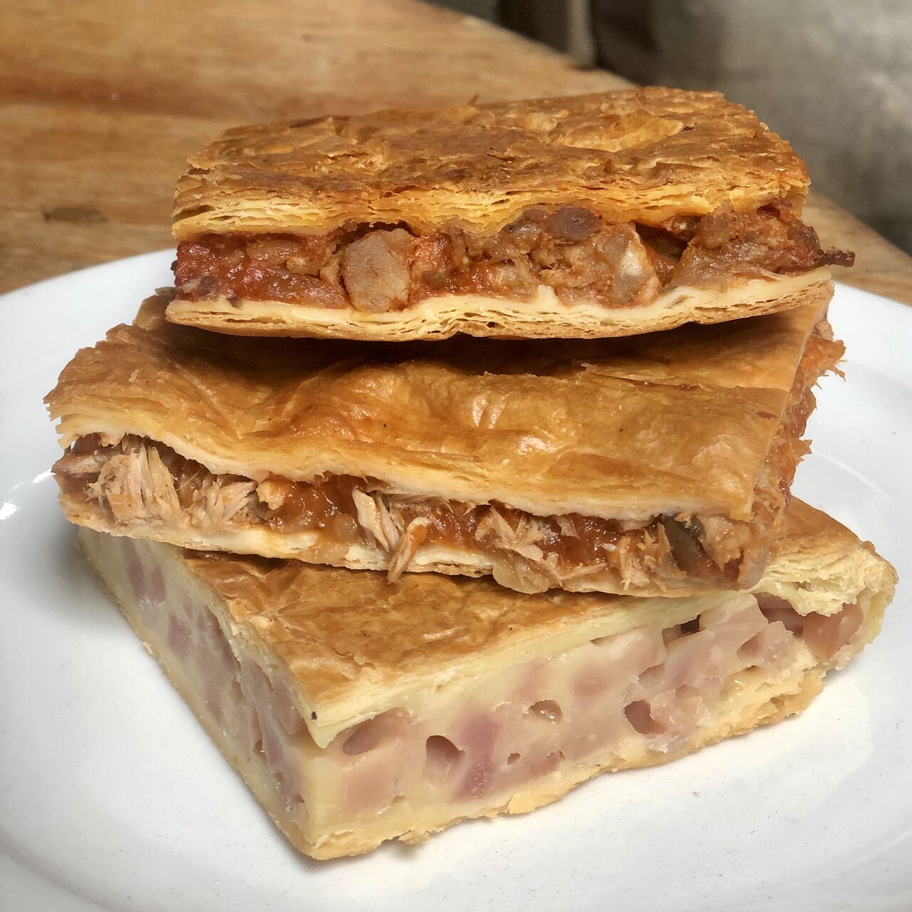 Empanadas Gallegas: de bonito, atún y york con queso.
