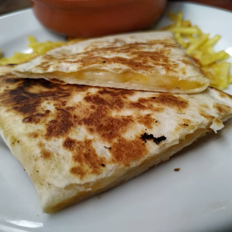 Quesadilla de 4 quesos. (Servida con guacamole y pico de gallo caseros. 
