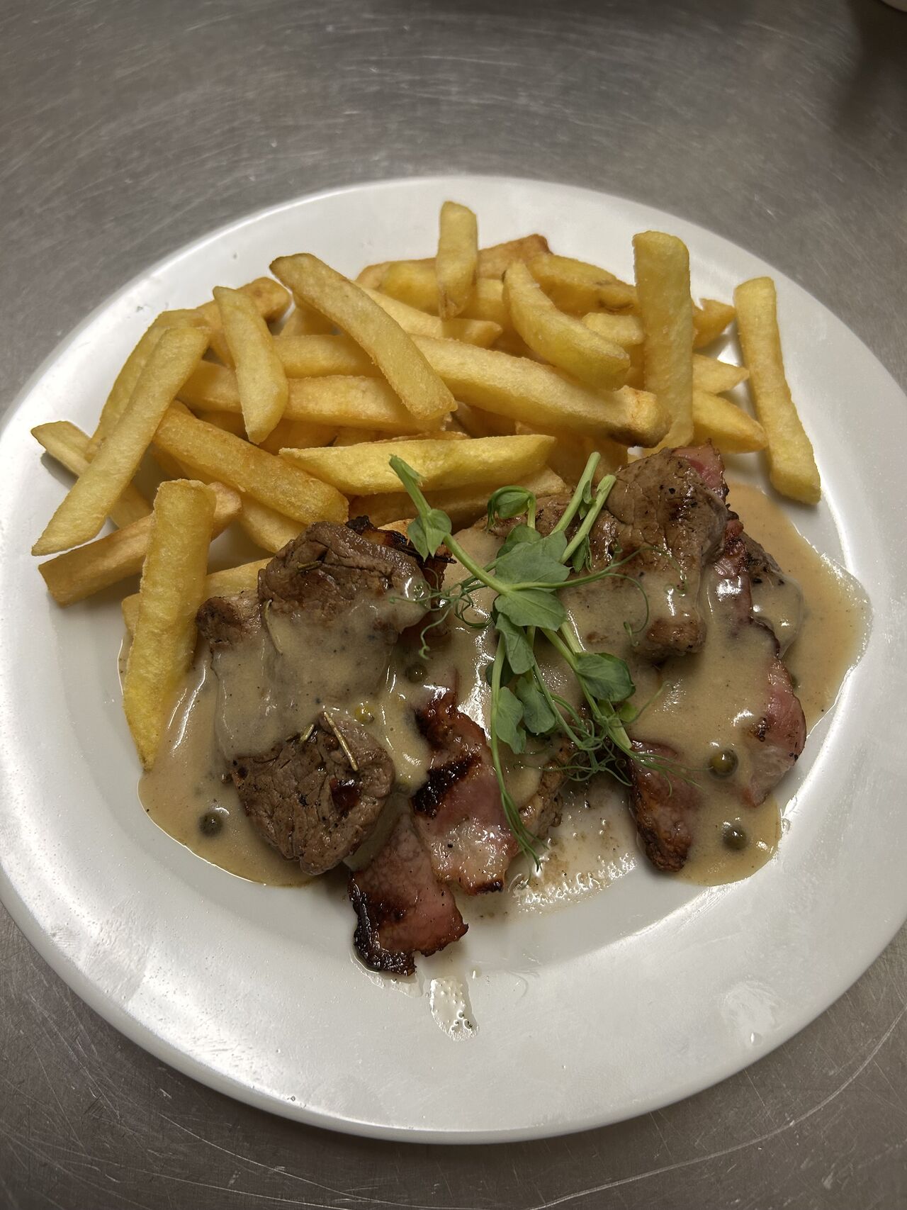 Grilovaná kotleta s pepřovou omáčkou, hranolky