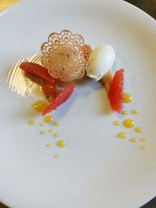 Sablé au thé Earl Grey, suprêmes de pamplemousse, sorbet citron vert