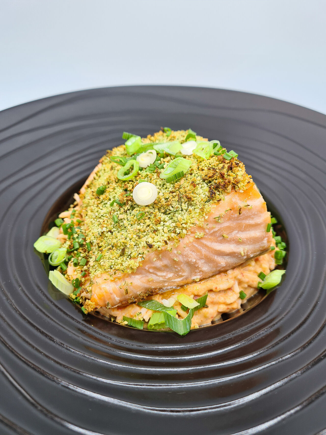 Pavé de saumon en croûte d’herbes et son riz à la crème de légumes 