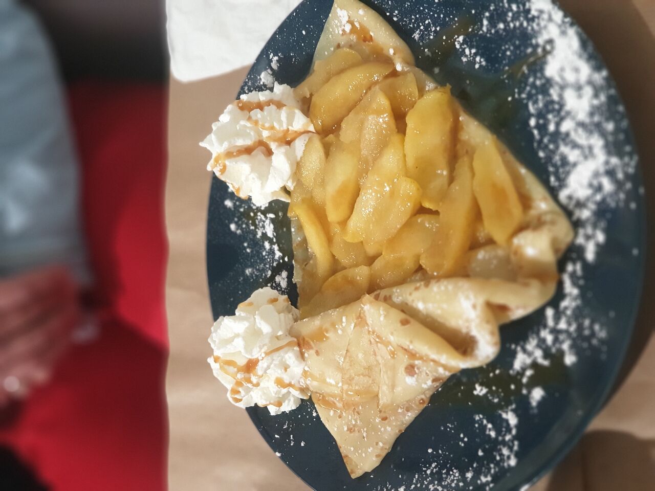 La candide
Pomme caramélisée, caramel maison ,chantilly