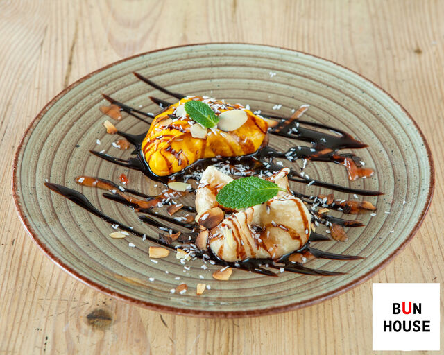 Słodki bułki Bao podane (1 z ciemną czekoladą, 1 z białą czekoladą i wanilią)