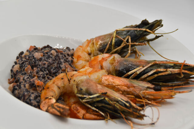 Gambas « Black Tiger » snackées,
risotto Vénéré aux petits légumes et chorizo, coulis de piquillos