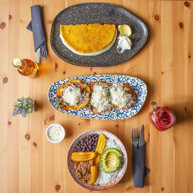 Cachapa tradicional, Patacones de ternera y Pollo criollo 