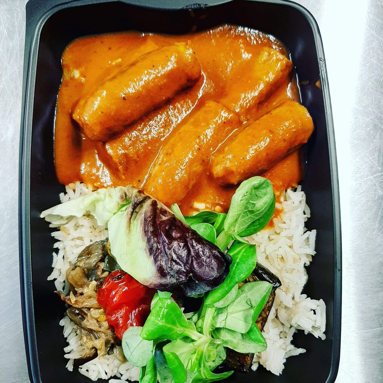 Saucisse accompagné de riz et légume sauce rougail 