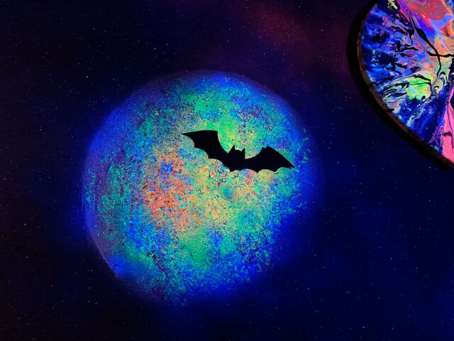 sala świeci w świetle UV