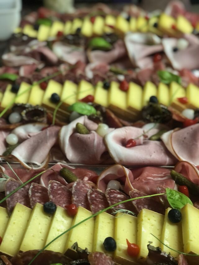 Planche charcuterie et fromages pour raclette