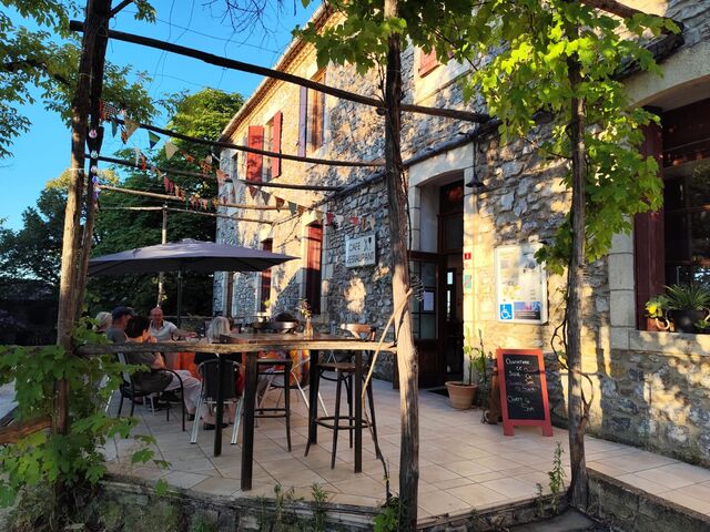 La terrasse, coté place du village de Saint-Paul-La-Coste.
