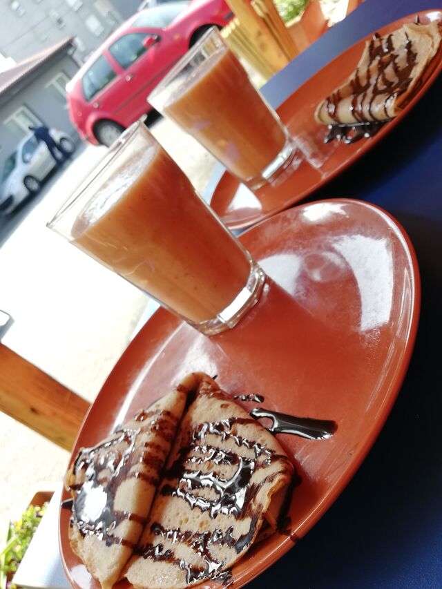 Palacinka i smoothie od jagode