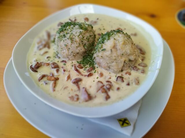 Eierschwammerlsauce mit Semmelknödel