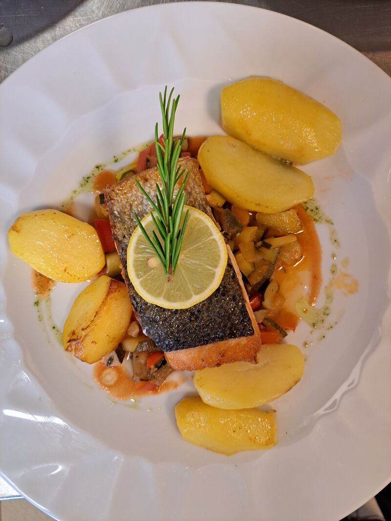Lachs vom Grill, Ratatouillegemüse, Butterkartoffeln 