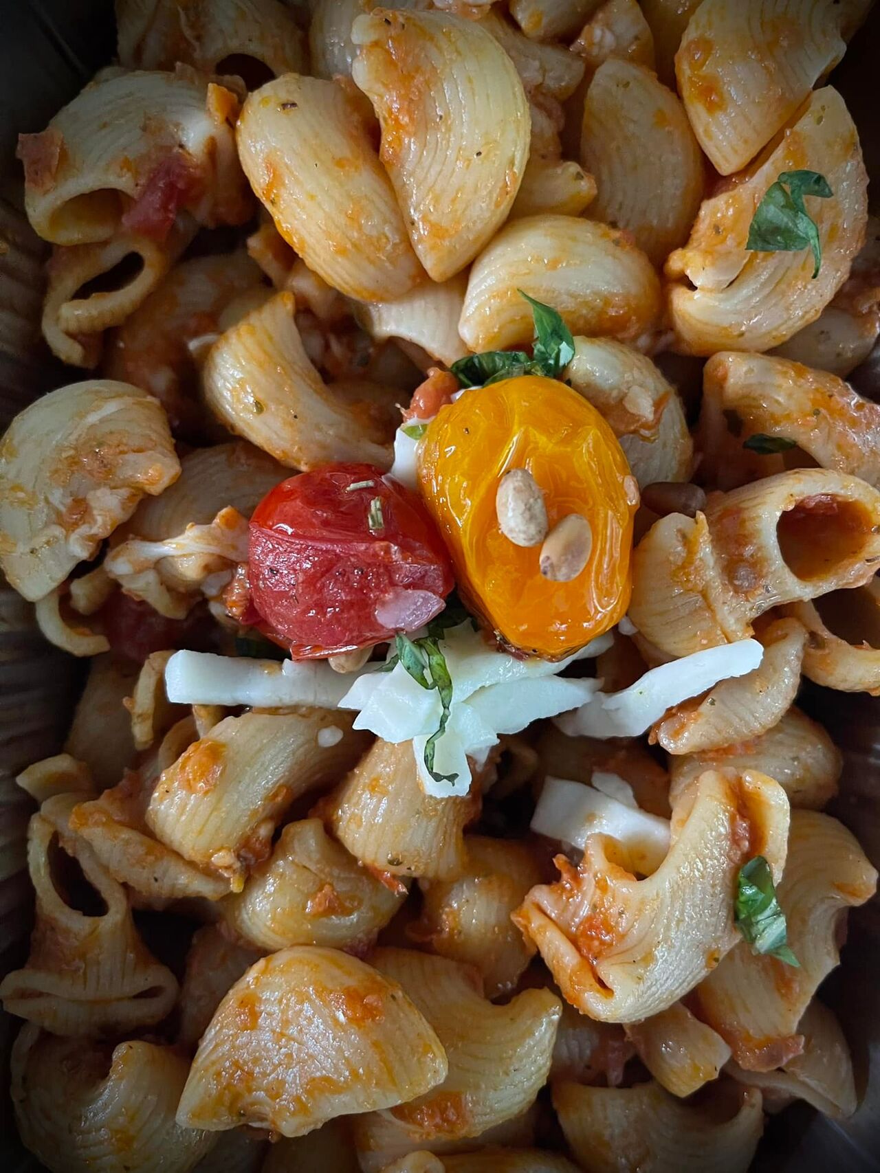 Exemple de pêtss fraîches pesto rouge, tomates confites et pignons de pin