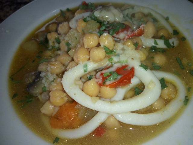 zuppa di ceci con calamari