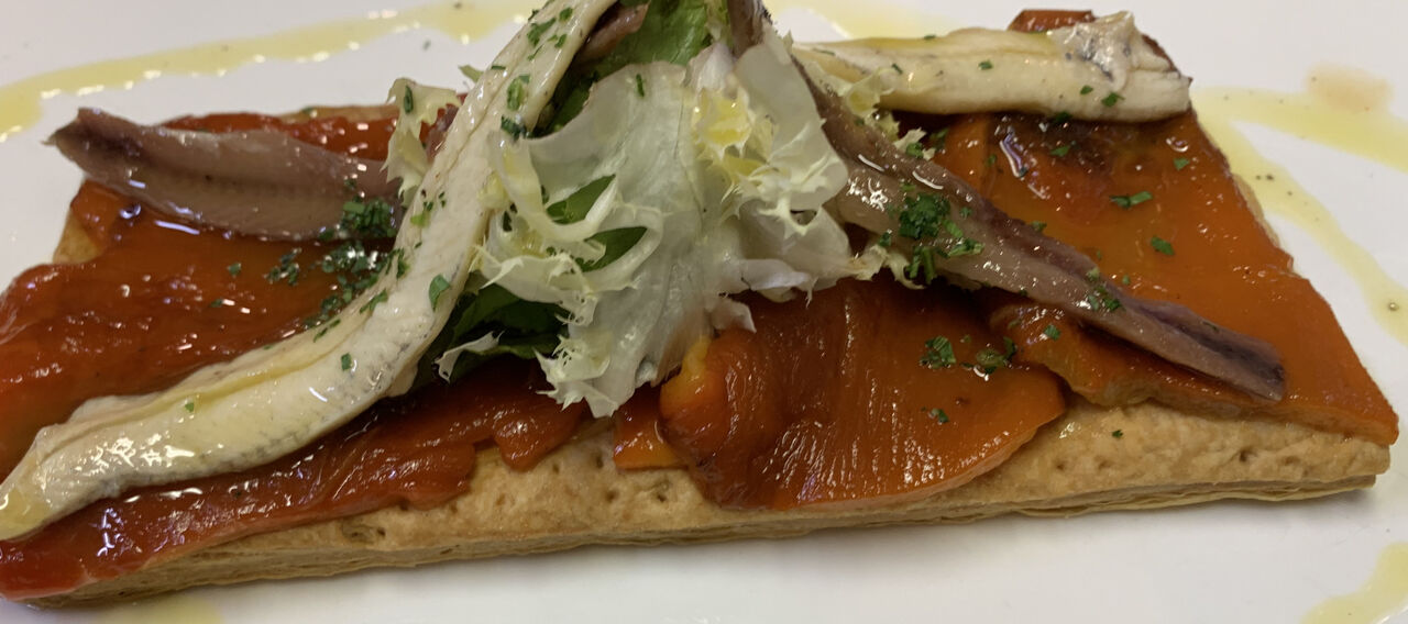 Coca de hojaldre con pimientos asados y anchoas