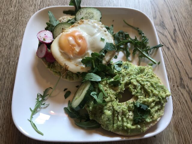 Smashed Avocado Bagel mit Spiegelei