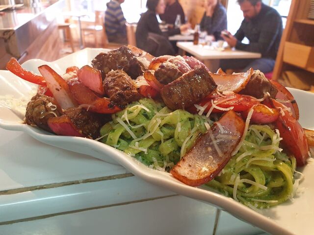 TAGLIATELLES AL PESTO CON LOMO SALTADO