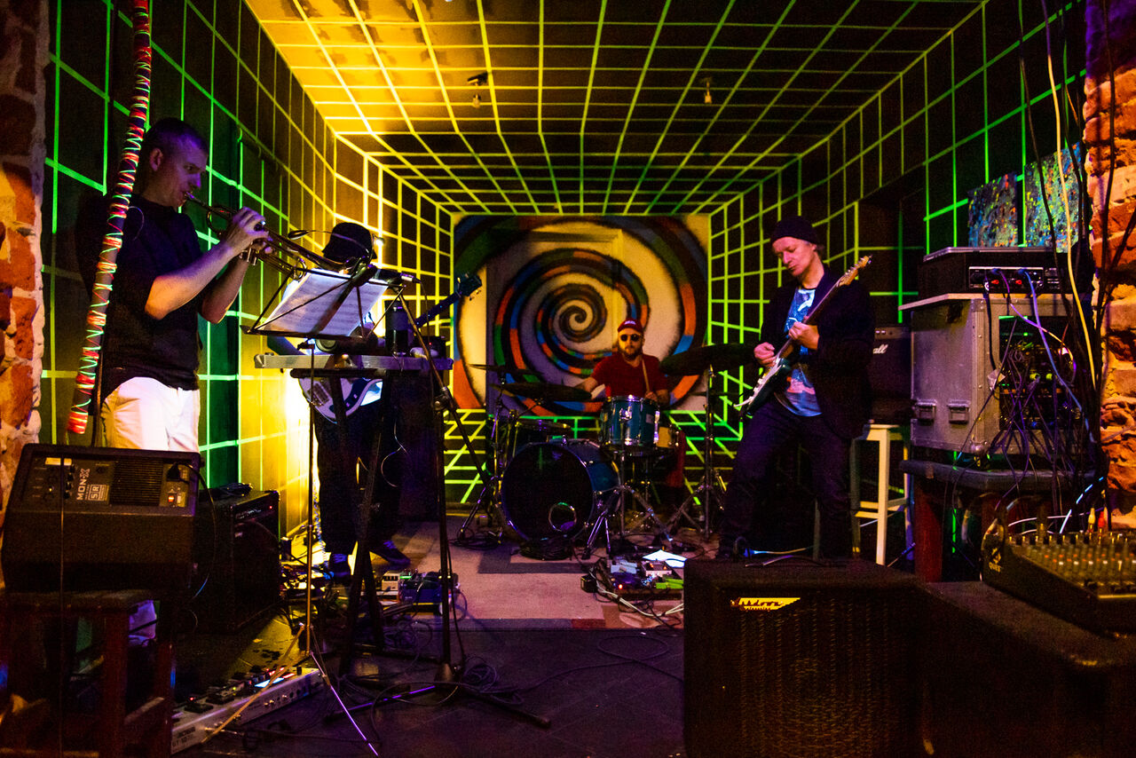 można spróbować swoich sił na gitarze, perkusji lub innych instrumentach