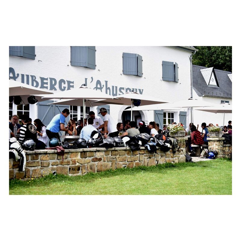 L’auberge et sa terrasse 