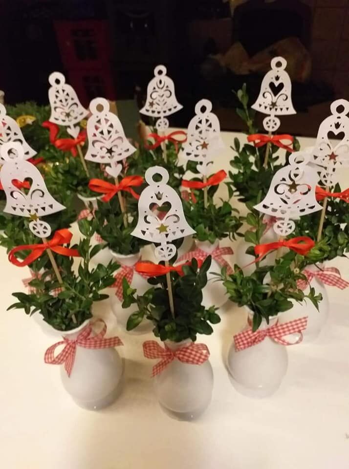 Vánoční výzdoba na stolech. 