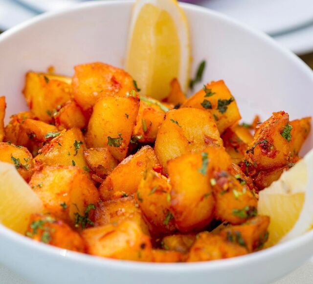 Batata Harra
Pommes de terre épicées, coriandre, ail.