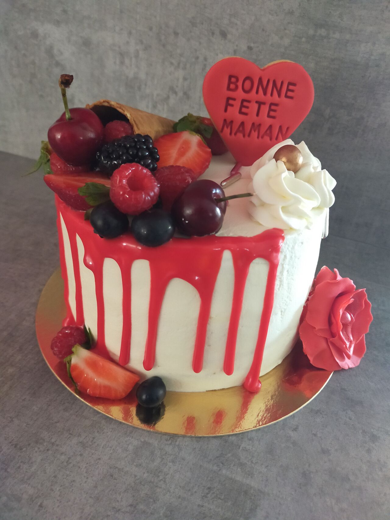 Layer cake aux fruits rouges débordants