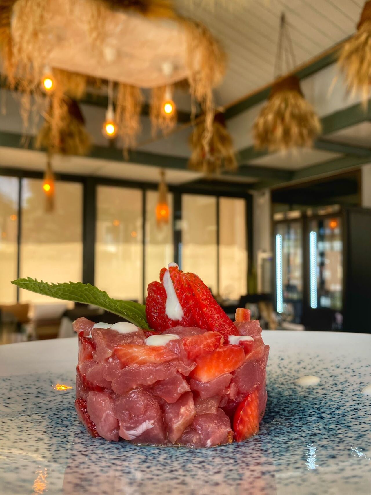 Antipasti: Tartare di Tonno alle Fragole, panna acida al miele e limone