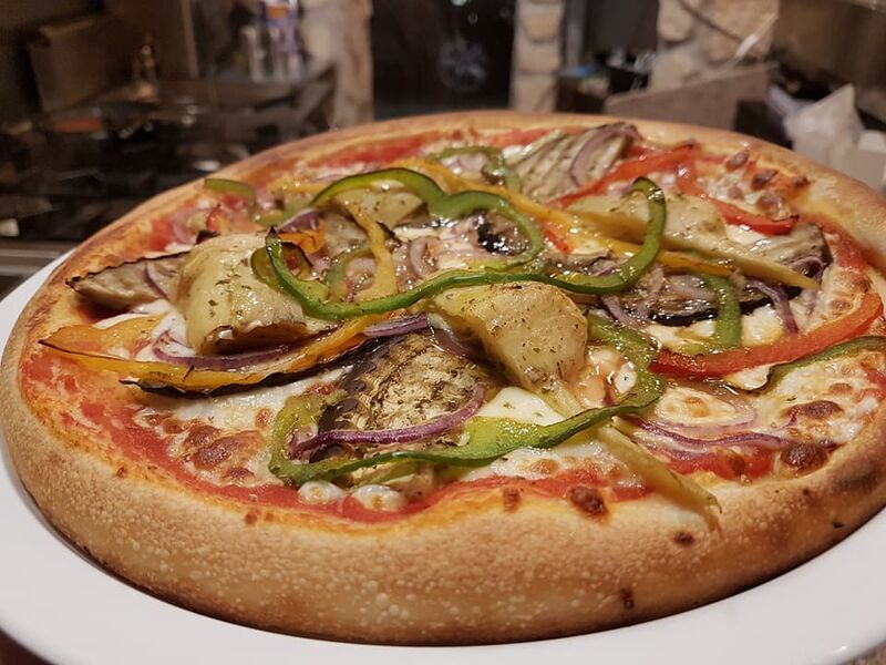 Pizza NORMA
- Tomate maison et mozzarella
- Aubergines grillées
- Jambon blanc
- Ricotta au four rapée á fin cuisson
