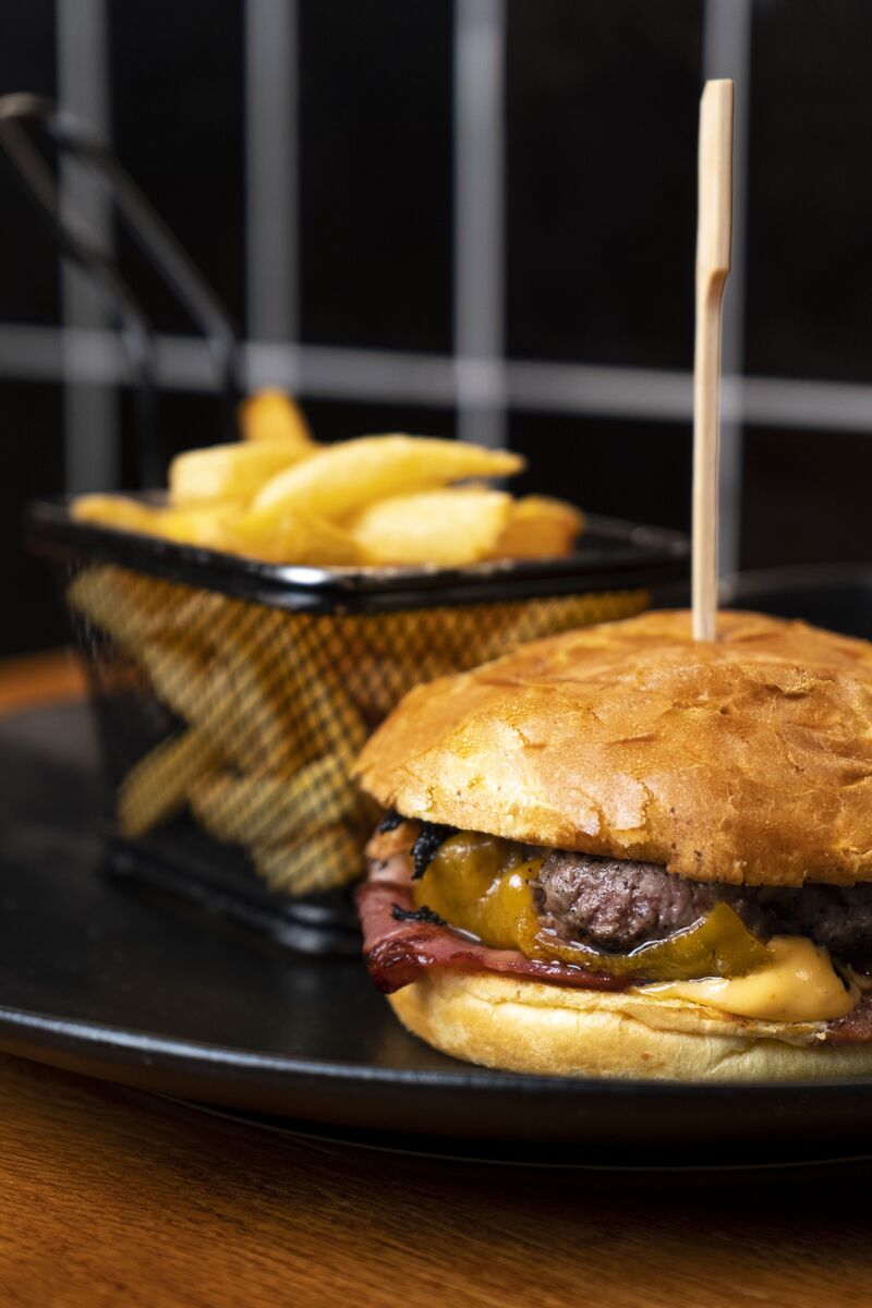 Hamburguesa de buey con salsa cheddar y doritos