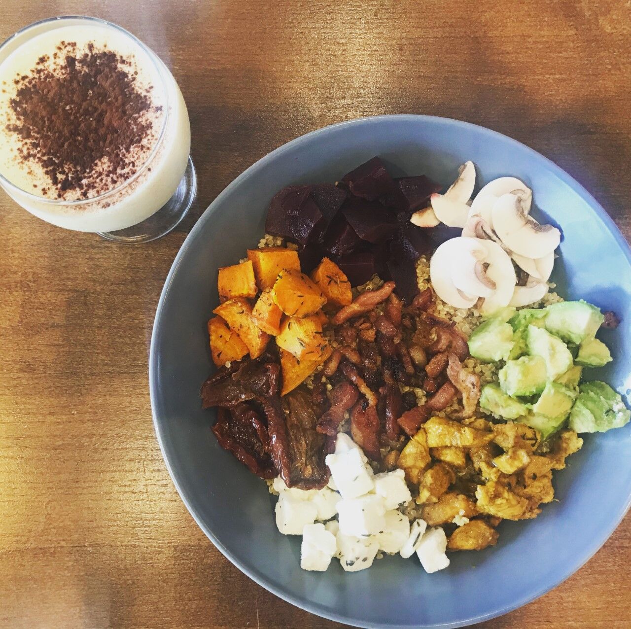 Déjeuner de Lucie
Elle opte pour une salade toute en couleur et termine avec un délicieux tiramisu spéculos 100% fait maison