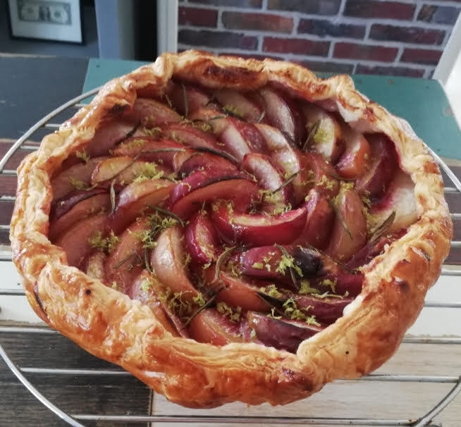 Tarte fine aux pèches de Y.Ottolenghi (pêches, citron vert et romarin)