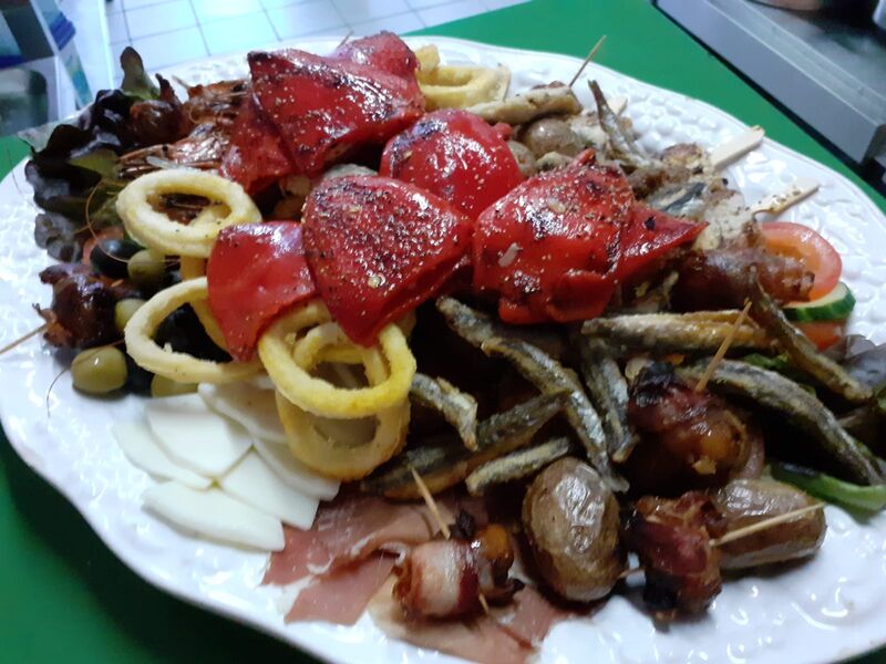 Tapas Variadas -
Bunter Mix aus verschiedenen Tapas (für 2-3 Personen)