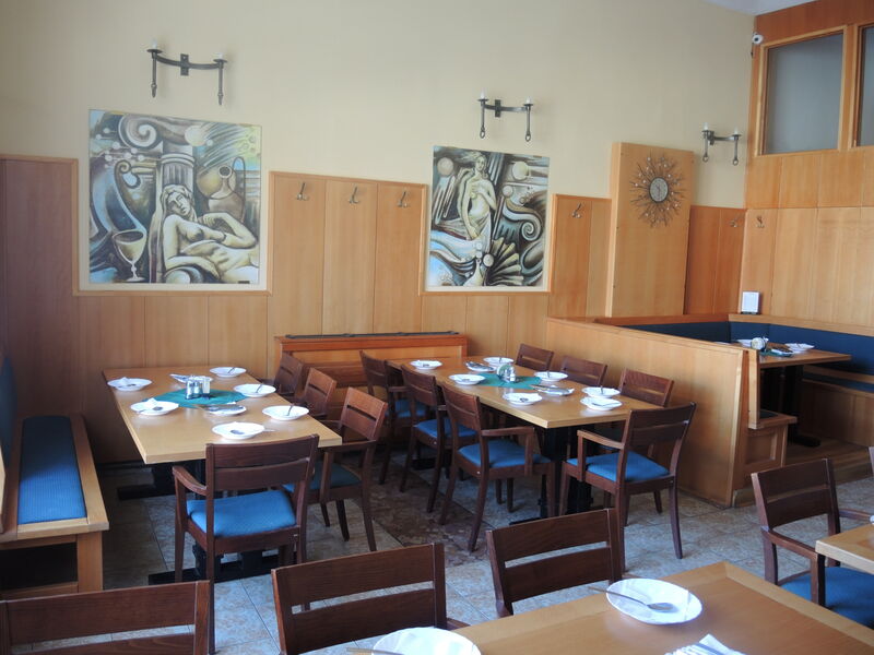 Jídelna restaurace Morava připravená pro polední strávníky