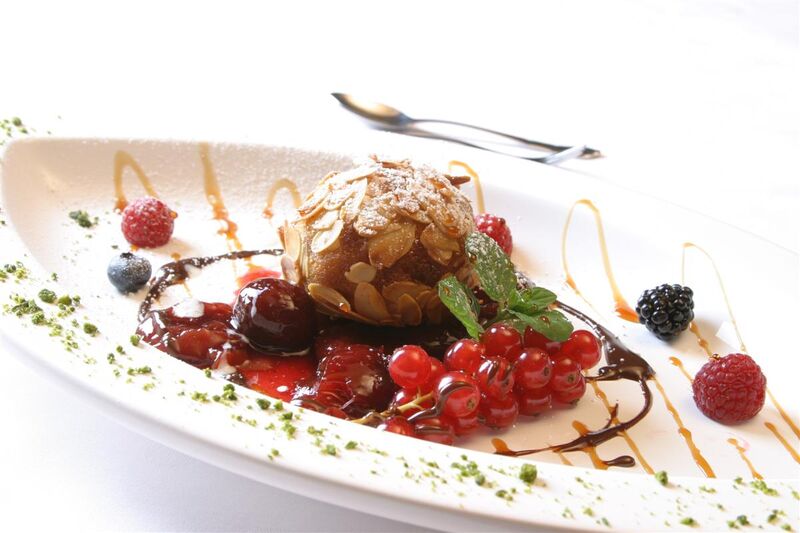 Geeister Schokoladen-Eiskrapfen/Kirschen/Beeren
Kreation:Thomas Semmler(Restaurant Haus Kleineichen)